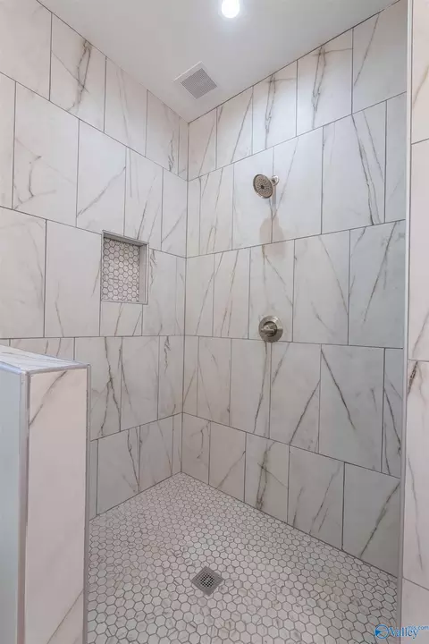 Bath - 687 Oakview Cir, Killen, AL 35645 photo 4 of 8