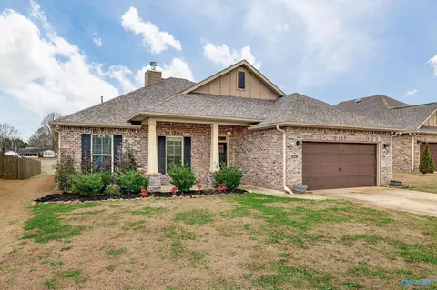 128 Elledge Farm Dr, Hazel Green, AL 35750