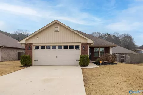121 Meadow Land Dr, Meridianville, AL 35759