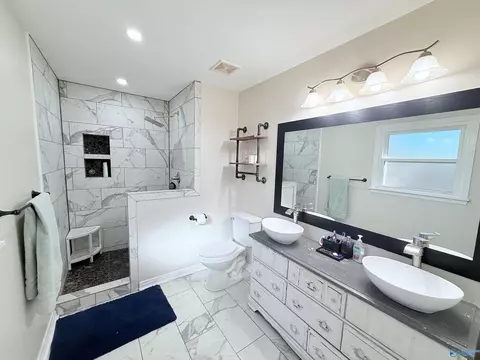 Bath - 1707 Old Cullman Rd, Arab, AL 35016 photo 1 of 1