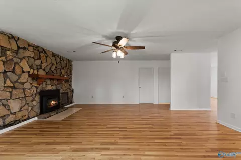 Living - 8565 Curtis Rd, Athens, AL 35614 photo 2 of 5