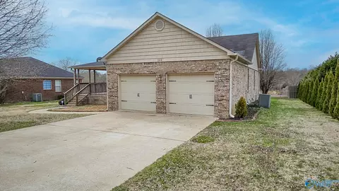 102 Compass Hill Cir, Toney, AL 35773