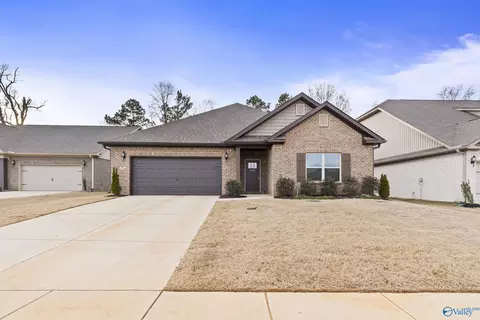 106 Striker Ln, Harvest, AL 35749