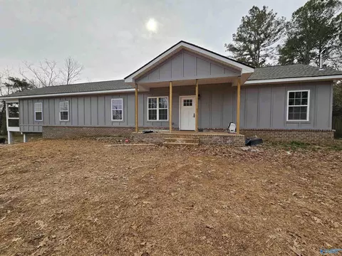 214 Crystal Creek Dr, New Market, AL 35761