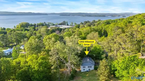 1302 Hillwood Dr, Guntersville, AL 35976