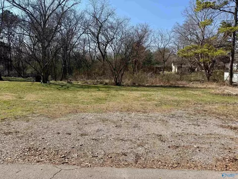 911 Mcdaniel St, Hartselle, AL 35640