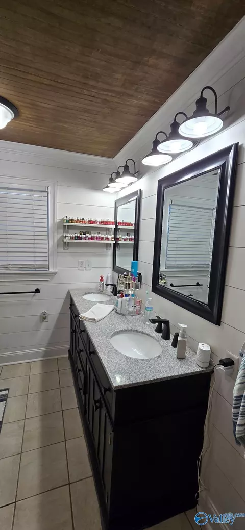 Bath - 657 4th St, Arab, AL 35016 photo 1 of 2