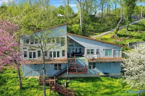 909 Pine Island Pt, Scottsboro, AL 35769