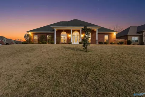 107 Cherry Ridge Dr, New Market, AL 35761