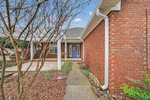212 Chestnut Oak Cir, Owens Cross Roads, AL 35763