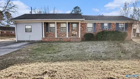 201 Larkwood Dr, Decatur, AL 35601