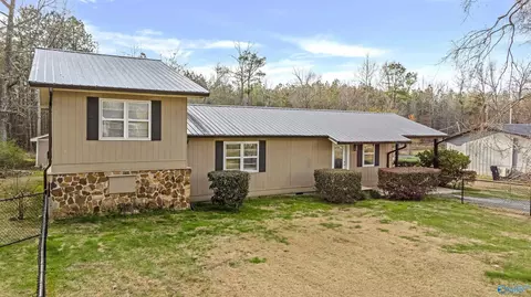 10 Woodland Dr, Centre, AL 35960