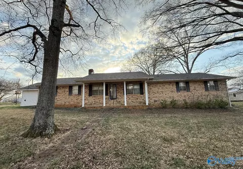 90 Bryan St, Courtland, AL 35618