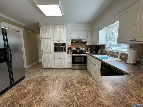 Kitchen - 607 E Riverview Dr, Gadsden, AL 35903 photo 2 of 4