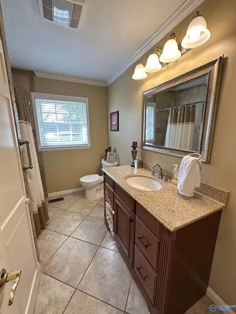 Bath - 607 E Riverview Dr, Gadsden, AL 35903 photo 1 of 3
