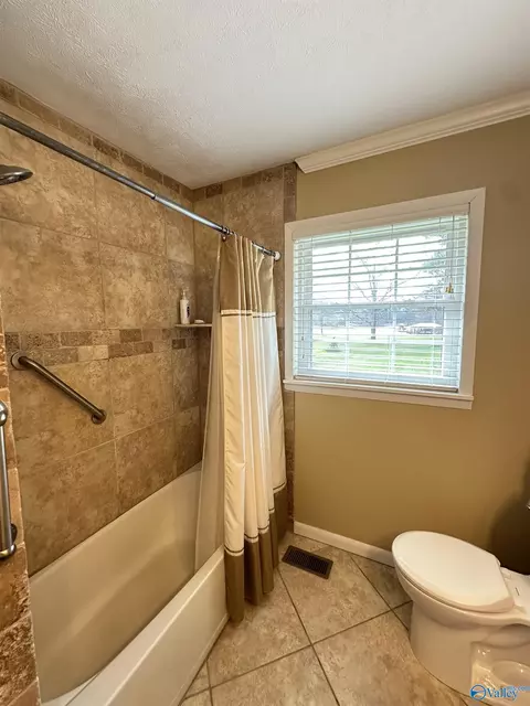 Bath - 607 E Riverview Dr, Gadsden, AL 35903 photo 2 of 3