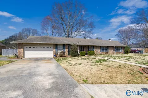 7823 Horseshoe Trl, Huntsville, AL 35802