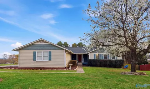 104 Saralee Dr, Huntsville, AL 35811