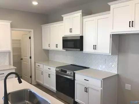 Kitchen - 2022 Raspberry Ln, Cullman, AL 35055 photo 2 of 2