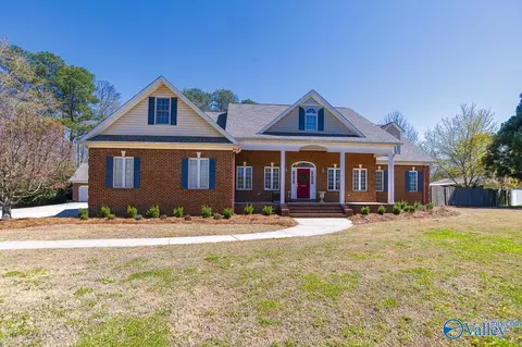 1102 Vines Dr, Hartselle, AL 35640