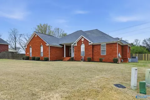 162 Whippoorwill Dr, Huntsville, AL 35811