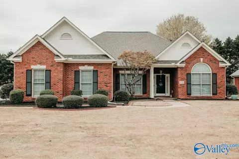 2606 Edgerton Dr, Owens Cross Roads, AL 35763