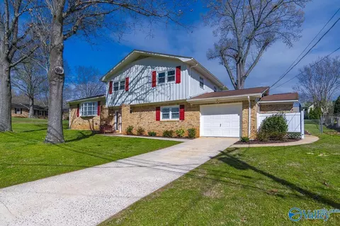 7607 Peacock Dr, Huntsville, AL 35802