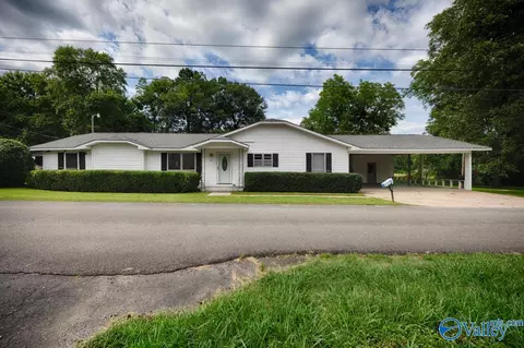 81 Williamson St, Paint Rock, AL 35764