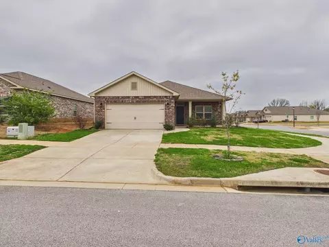7011 NW Oakleigh Rose Dr, Huntsville, AL 35806