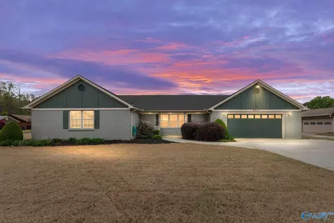 2201 Auburn Dr, Decatur, AL 35603