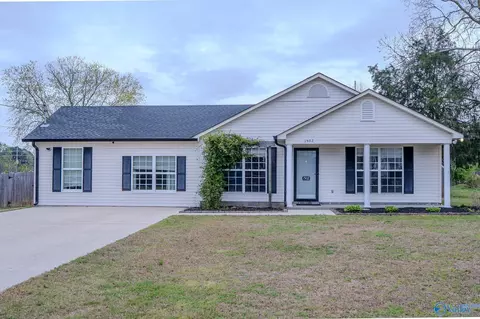 1502 Vest St, Hartselle, AL 35640