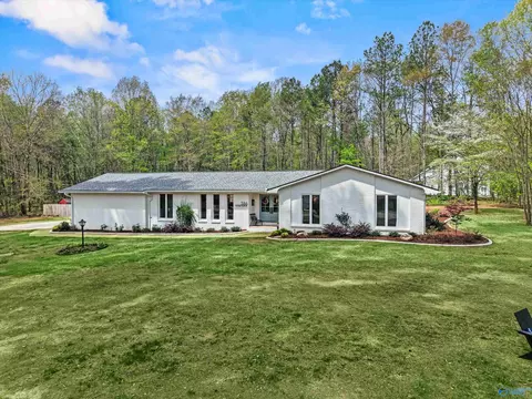 386 York Dr, Rogersville, AL 35652