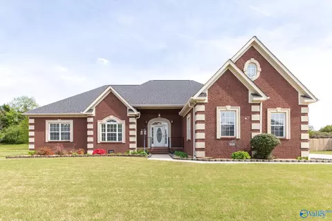 224 Twin Lakes Dr, New Market, AL 35761