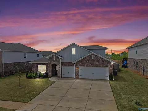 404 Arcanum Ln, New Market, AL 35761