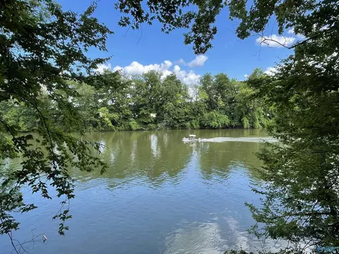2 Riverside Dr, Gadsden, AL 35901