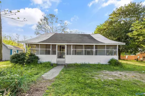 131 College St, Courtland, AL 35618