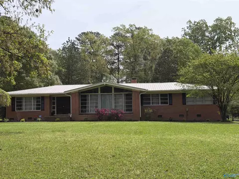 705 S River St, Centre, AL 35960