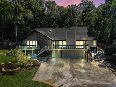 7705 Oakridge Dr, Huntsville, AL 35802