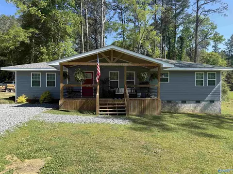 501 Garrett Dr, Centre, AL 35960