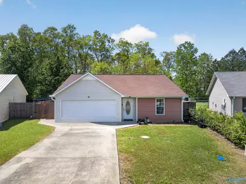 326 Autumnwood Dr, Rainbow City, AL 35906