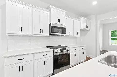 Kitchen - 2023 Raspberry Ln, Cullman, AL 35055 photo 2 of 2