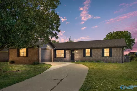 1609 SW Thomas Dr, Decatur, AL 35601