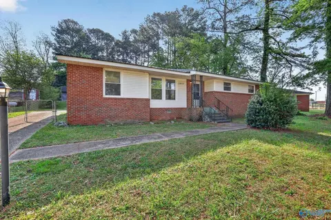3802 NW Lakeview Dr, Huntsville, AL 35810
