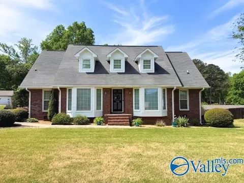 326 Mountain Lake Cir, Rainbow City, AL 35906