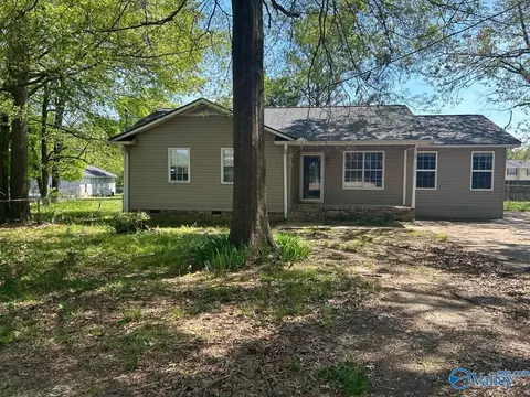 132 Pineview St, Rainbow City, AL 35906