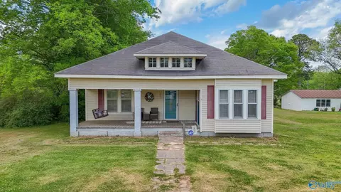 221 E Main St, Falkville, AL 35622