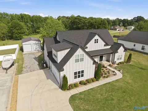 1902 Peach Orchard Rd, Hartselle, AL 35640