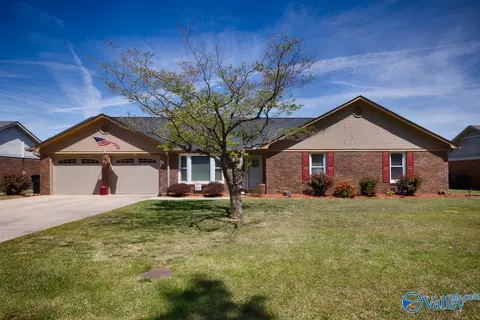 2216 Lancelot Dr, Decatur, AL 35603