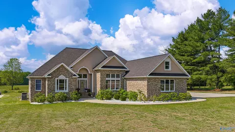 621 Sunset Dr, Henagar, AL 35978