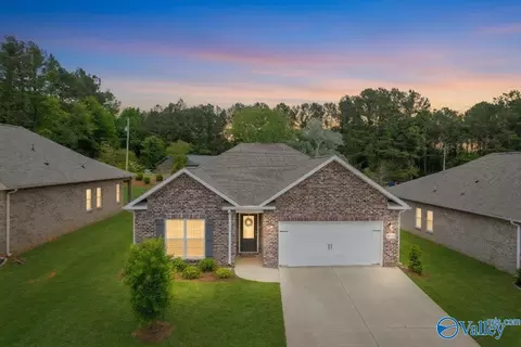 4010 Rockland Cir, Owens Cross Roads, AL 35763